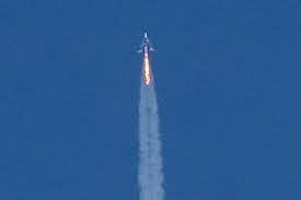 মহাকাশ ভ্রমণে আগ্রহী পর্যটকদের টানতে কাজ করছে বিভিন্ন প্রতিষ্ঠান।