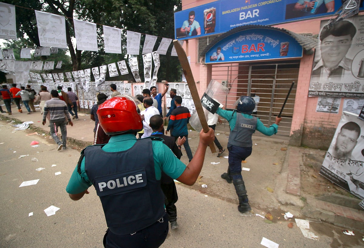 রাজশাহী জেলা ট্রাক, ট্যাংক–লরি ও কাভার্ড ভ্যান শ্রমিক ইউনিয়নের নির্বাচনে কারচুপির অভিযোগে সংঘর্ষ শুরু হলে পুলিশ লাঠিপেটা করে শ্রমিকদের ছত্রভঙ্গ করে দেয়। শনিবার রাজশাহী নগরের শ্রীরামপুর এলাকায়