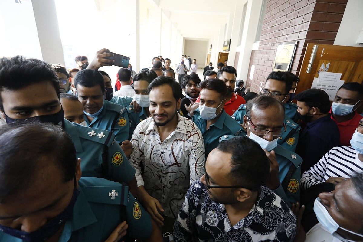 রেইনট্রি হোটেলে বিশ্ববিদ্যালয়ের দুই ছাত্রী ধর্ষণের মামলায় পাঁচজনকে খালাস দিয়েছেন আদালত। মহানগর দায়রা জজ আদালত, ঢাকা, ১১ নভেম্বর