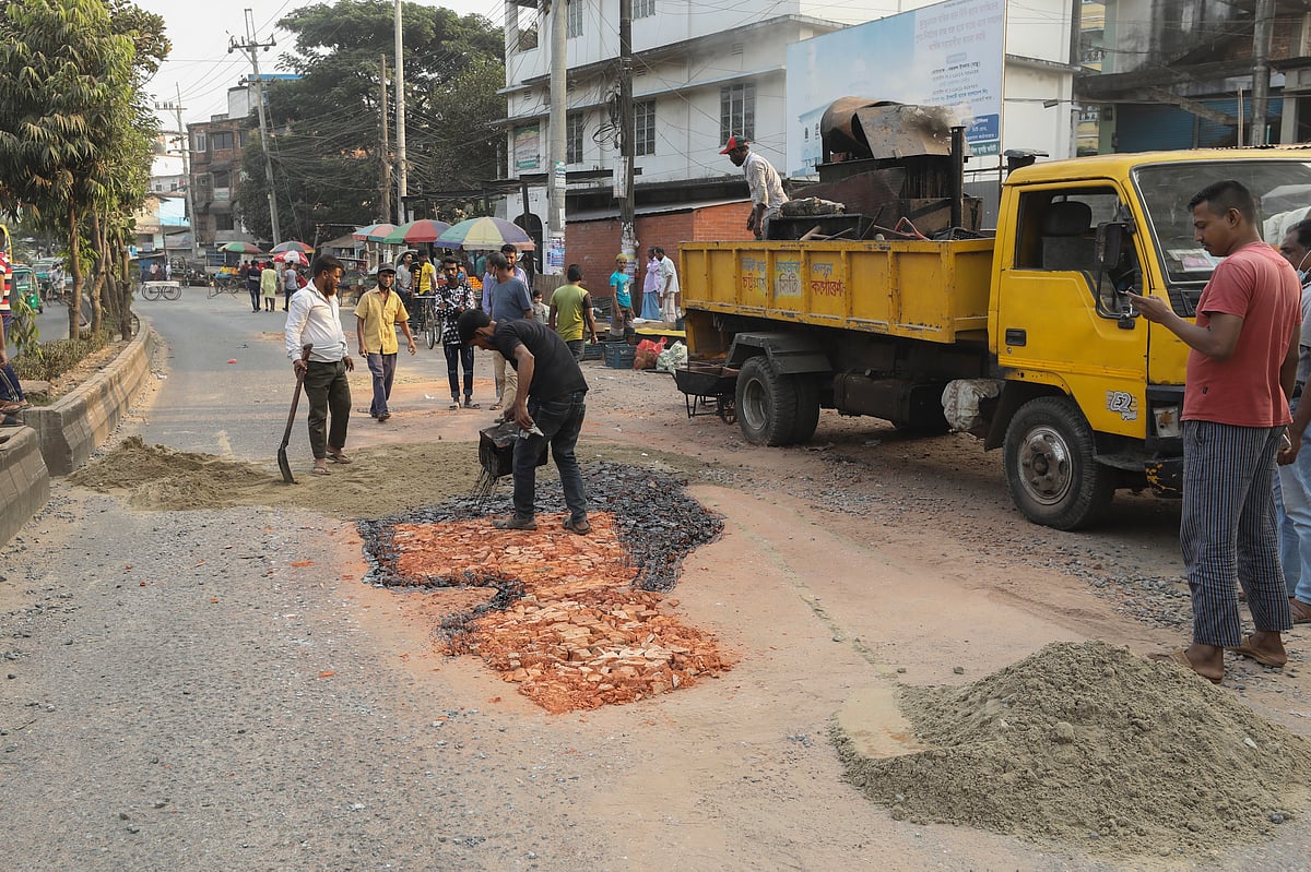 গর্তে পড়ে মোটরসাইকেল থেকে ছিটকে পড়ে লরির চাপায় মারা যায় কলেজছাত্রী সাদিয়া আফরোজ। এরপর ভরাট করা হয় ডিটি সড়কের গর্ত। ২৬ নভেম্বর
