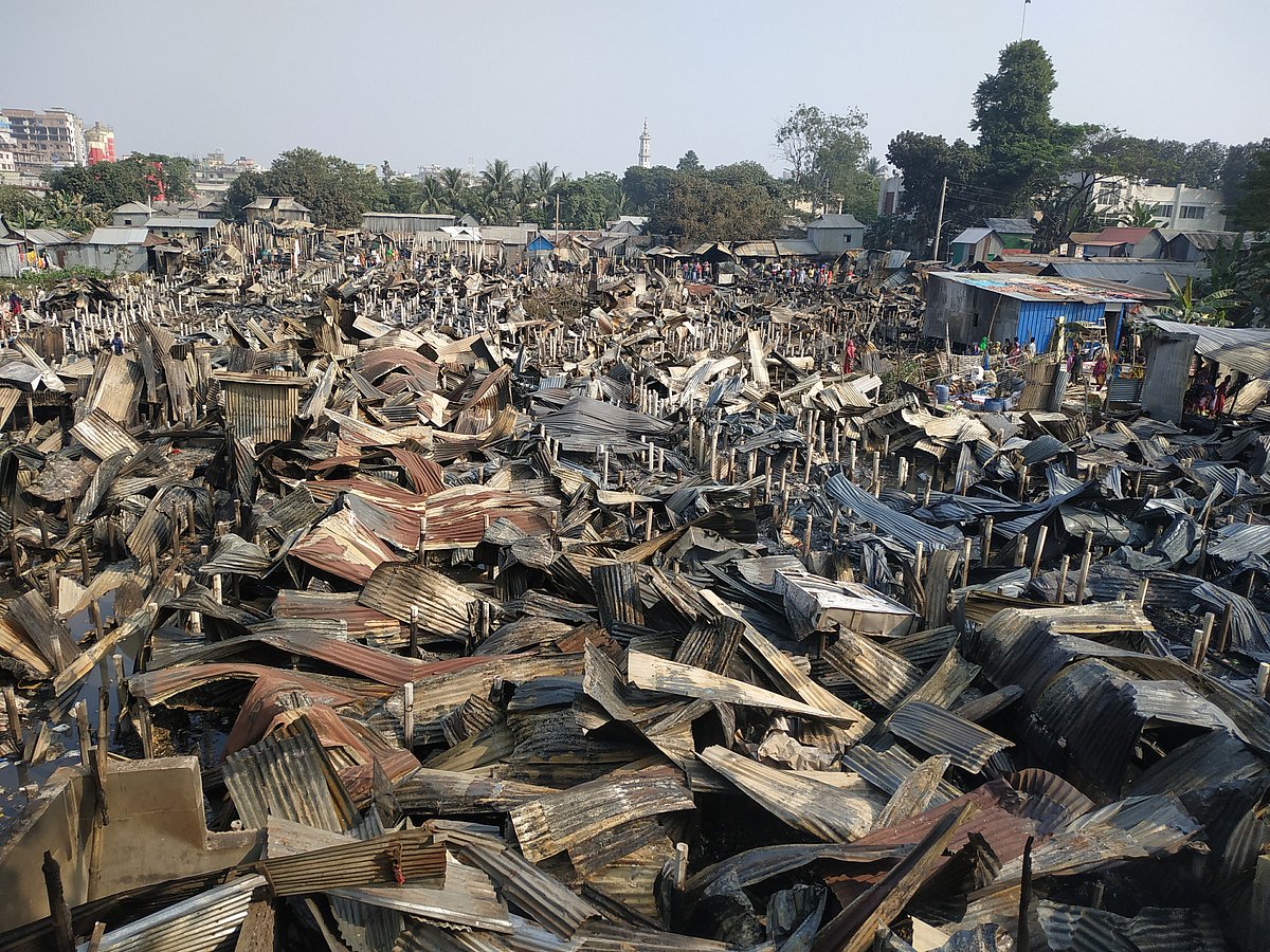 আগুনে ধ্বংসস্তূপে পরিণত হওয়া ঘর। শনিবার সকালে গাজীপুরের টঙ্গীর হাজী মাজার বস্তিতে