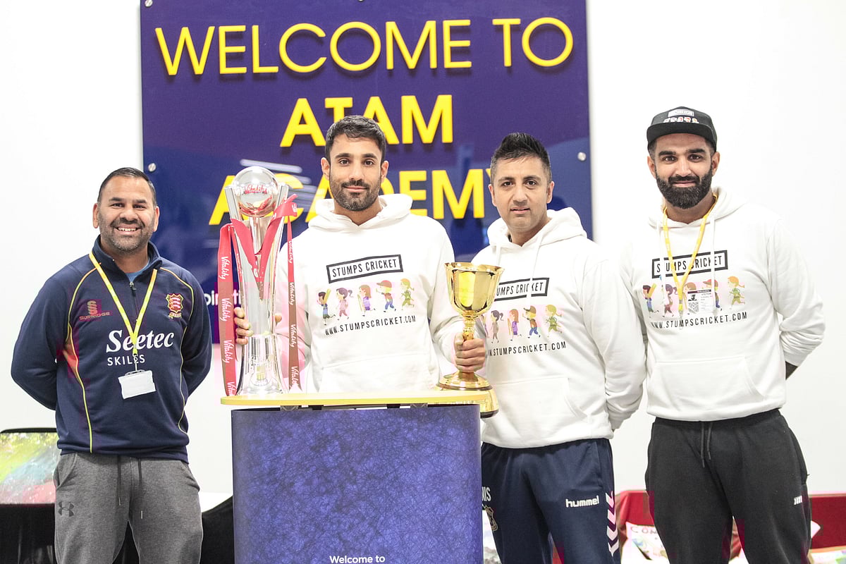 জোহেব শরীফ (সবার ডানে)