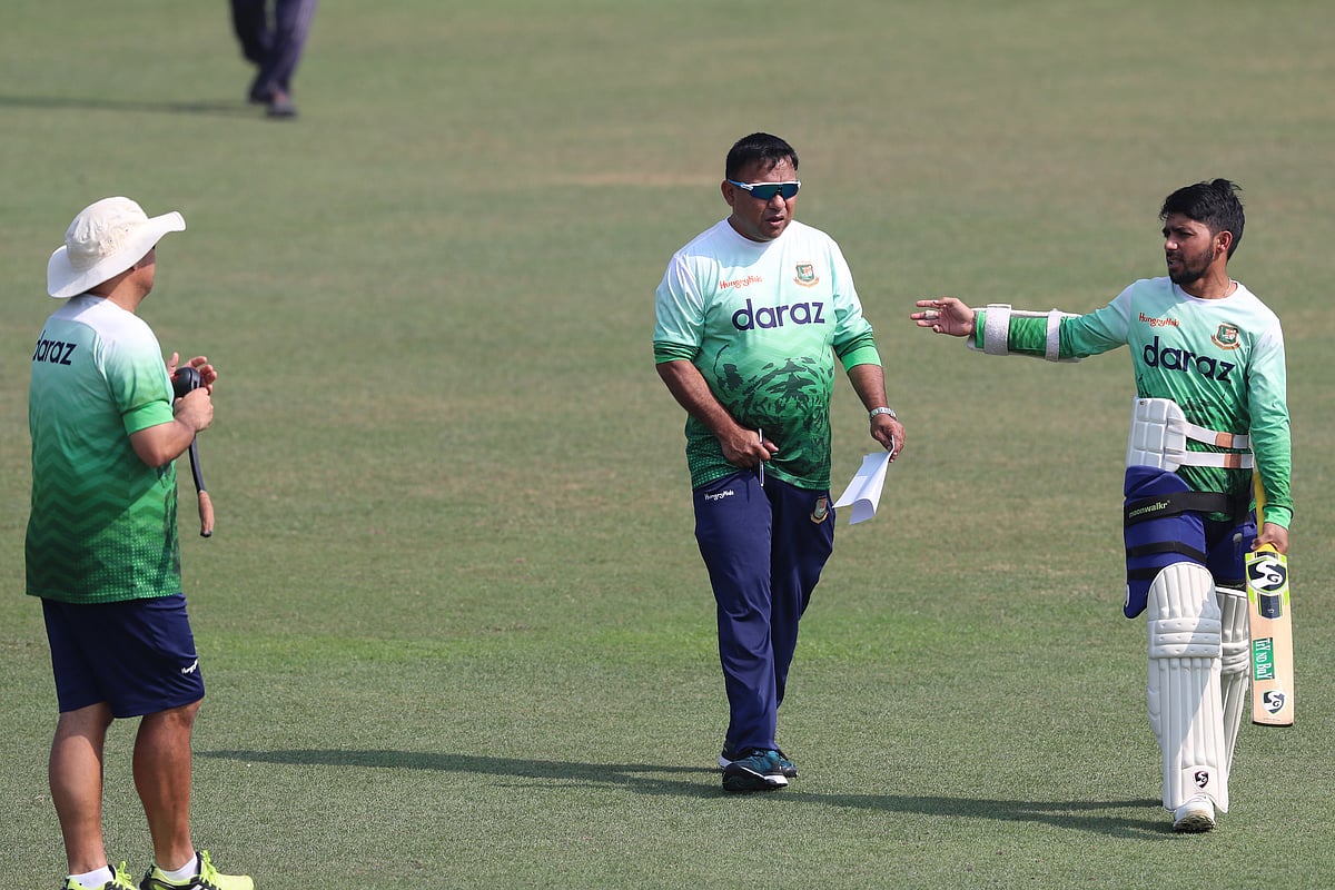 বাংলাদেশ দলের অনুশীলনে পরিচালক খালেদ মাহমুদ ও কোচ রাসেল ডমিঙ্গোর সঙ্গে অধিনায়ক মুমিনুল হক