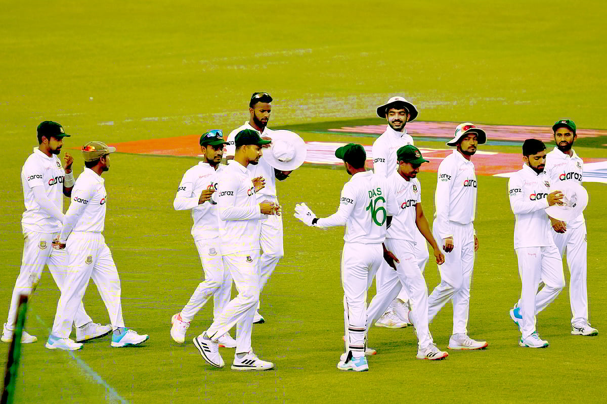 চতুর্থ দিনের খেলা শেষে মাঠ ছাড়ছে বাংলাদেশ দল