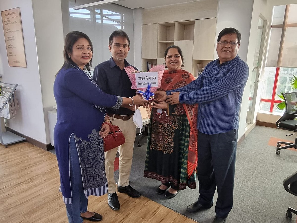 বিএফইউজের সভাপতি ওমর ফারুক (ডানে), মহাসচিব দীপ আজাদ ও দপ্তর সম্পাদক সেবীকা রানী রাজধানীর কারওয়ানবাজারে প্রথম আলোর কার্যালয়ে এসে রোজিনা ইসলামকে ফুল দিয়ে শুভেচ্ছা জানান