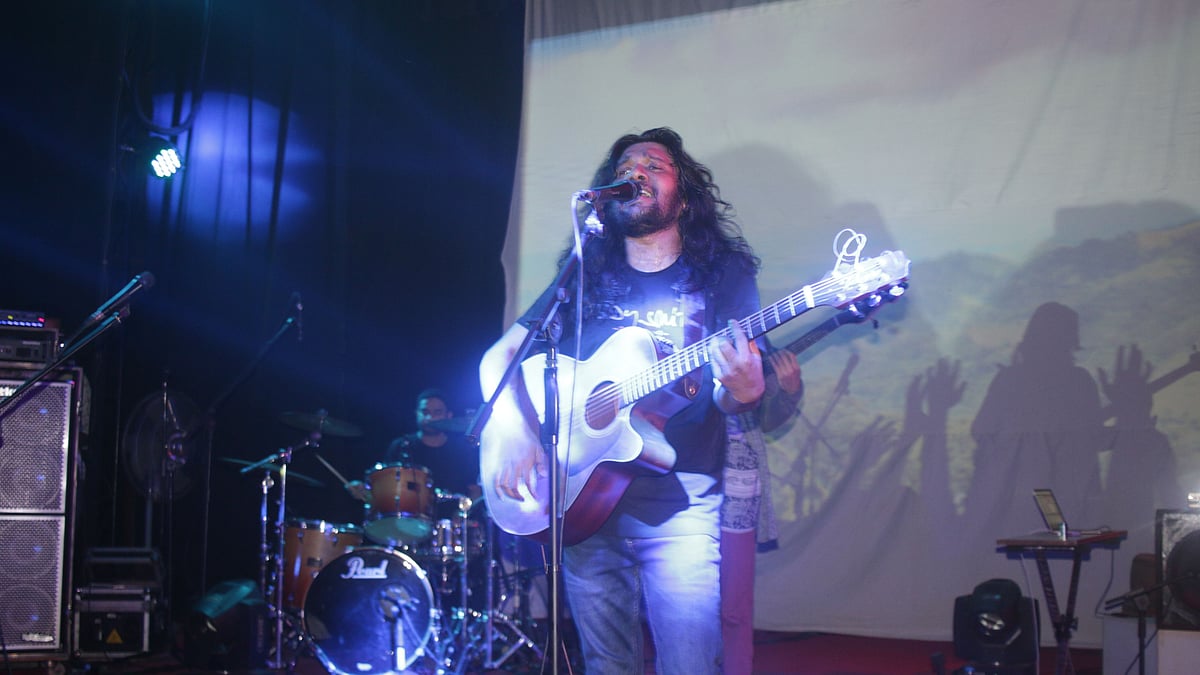 ২৫ নভেম্বর সন্ধ্যায় রাজধানীর ঢাকা বিশ্ববিদ্যালয়ের ছাত্র–শিক্ষক কেন্দ্রের অডিটরিয়ামে এক ছাদের নিচে মিলিত হলো সোনার বাংলা