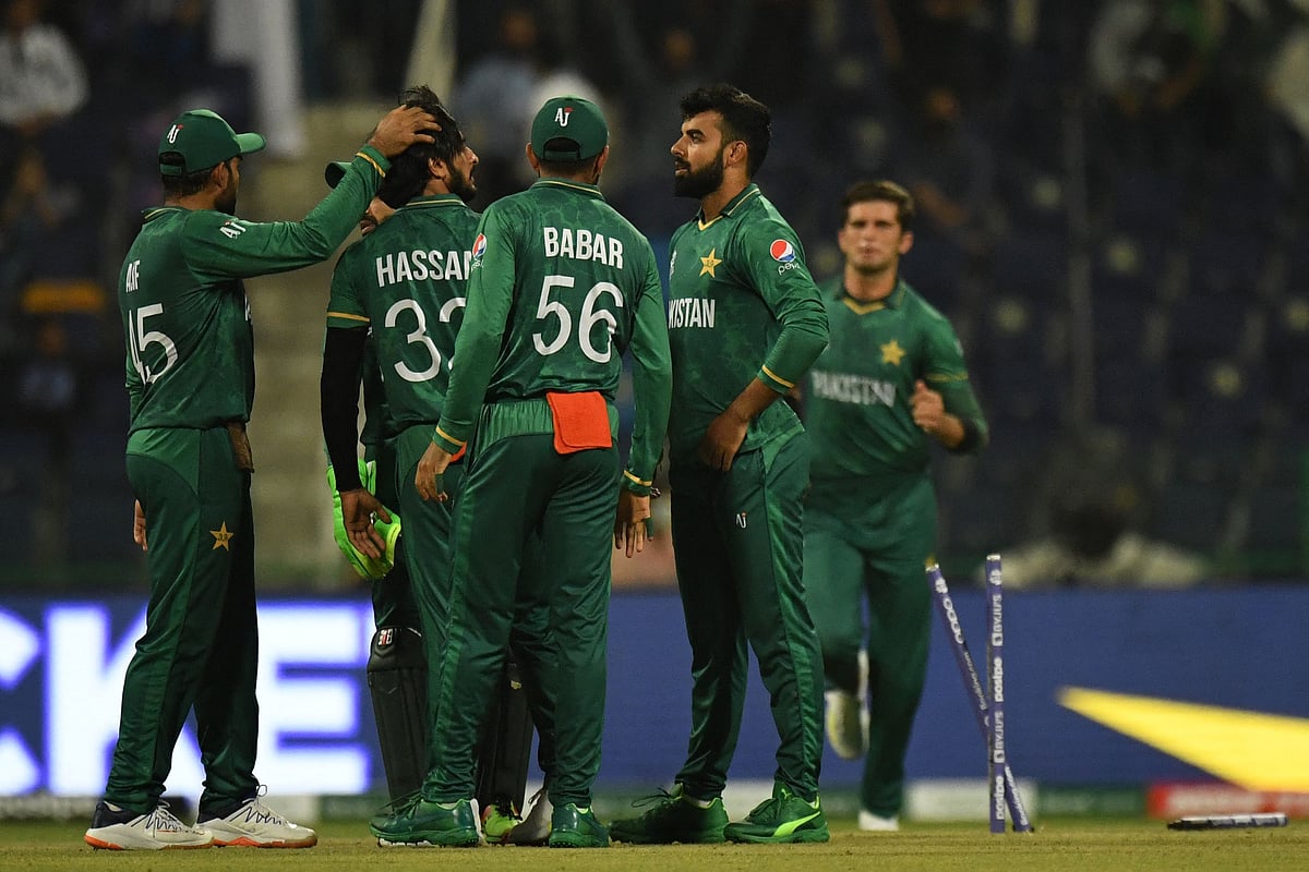 নামিবিয়াকে হারিয়ে সেমিফাইনালে উঠল পাকিস্তান। নামিবিয়ার আরেকটি উইকেট নেওয়ার পর পাকিস্তানের খেলোয়াড়দের উদযাপন