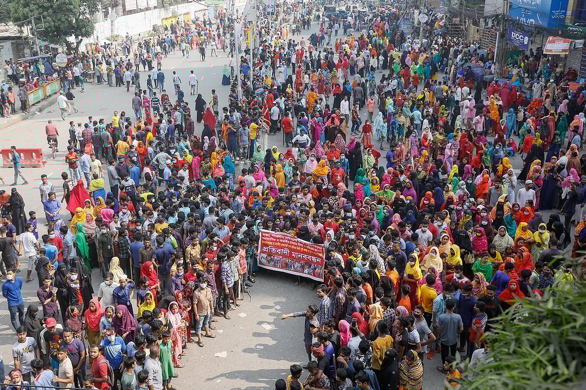 বিক্ষোভ করছেন কারখানার পোশাকশ্রমিকেরা