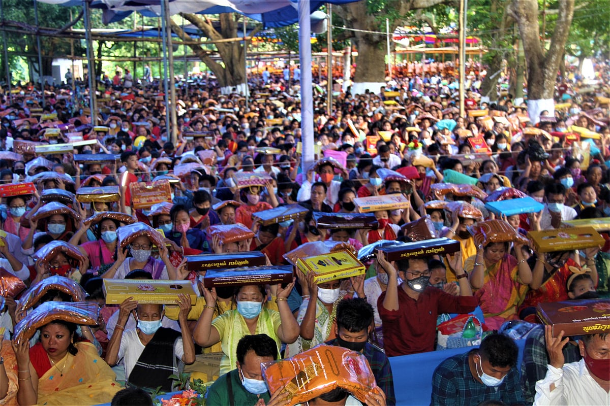 রাঙামাটির রাজবন বিহারের কঠিন চীবর দান অনুষ্ঠানে চীবর মাথায় সব বয়সী পুণ্যার্থী প্রার্থনায় মগ্ন। রাঙামাটি, ১২ নভেম্বর