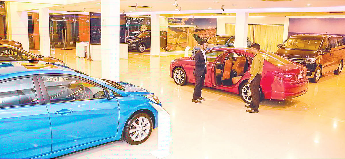 ঢাকার একটি বিক্রয়কেন্দ্রে গাড়ি দেখছেন একজন ক্রেতা