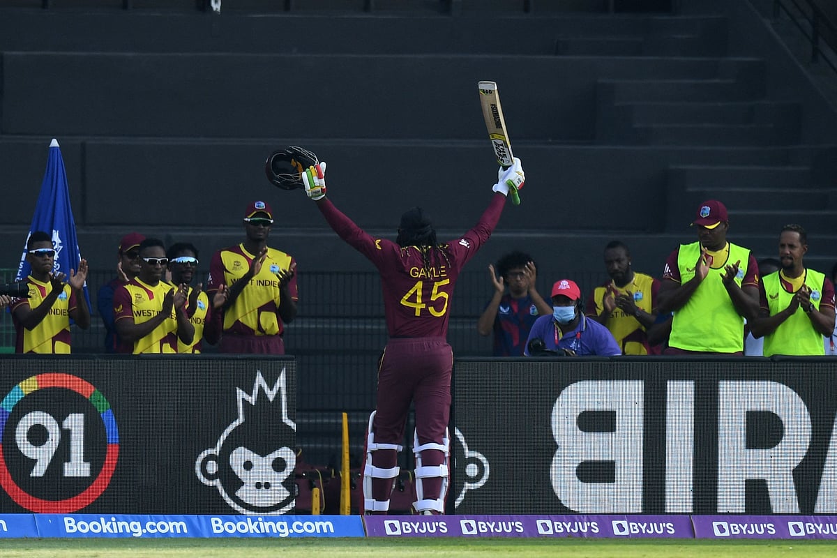 অস্ট্রেলিয়ার বিপক্ষে আউট হয়ে ফেরার পথে ক্রিস গেইল