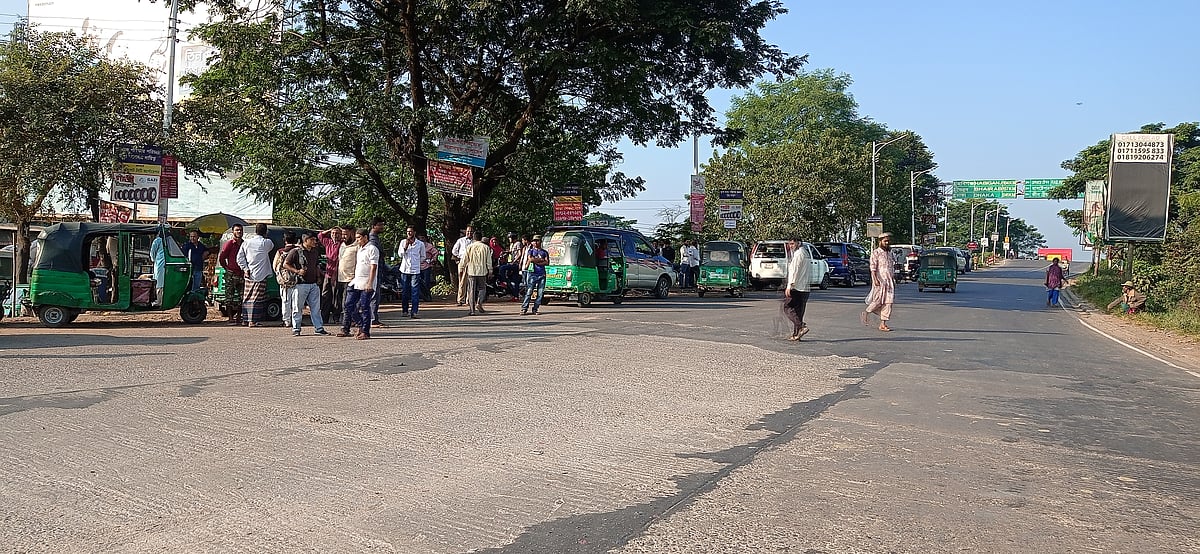 সিলেটে ৪৮ ঘন্টার ধর্মঘটের দ্বিতীয় দিনে আজ শনিবার সকালে বাস চলাচল করেনি। জেলার দক্ষিণ সুরমা উপজেলার হুমায়ুন রশীদ চত্বরে