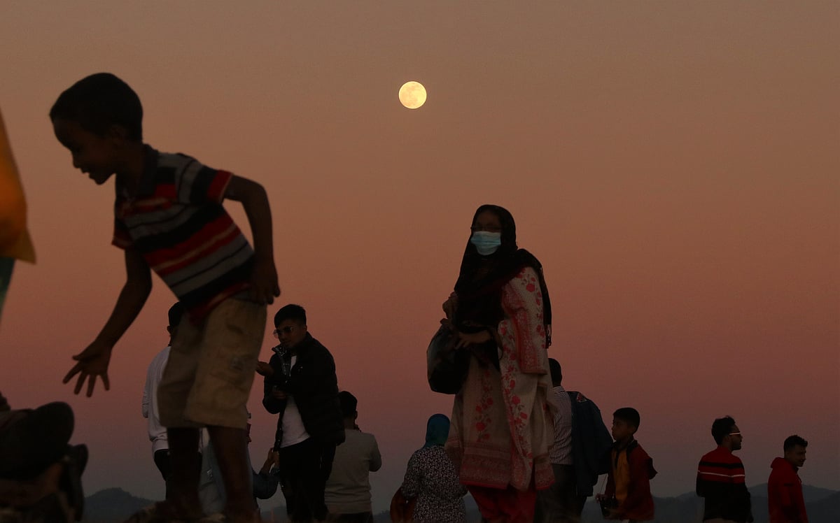 পাহাড় থেকে পূর্ণিমার চাঁদ উপভোগ করছেন বিভিন্ন বয়সের পর্যটক। রুইলুই পর্যটন এলাকা, সাজেক, রাঙামাটি, ২০ ডিসেম্বর