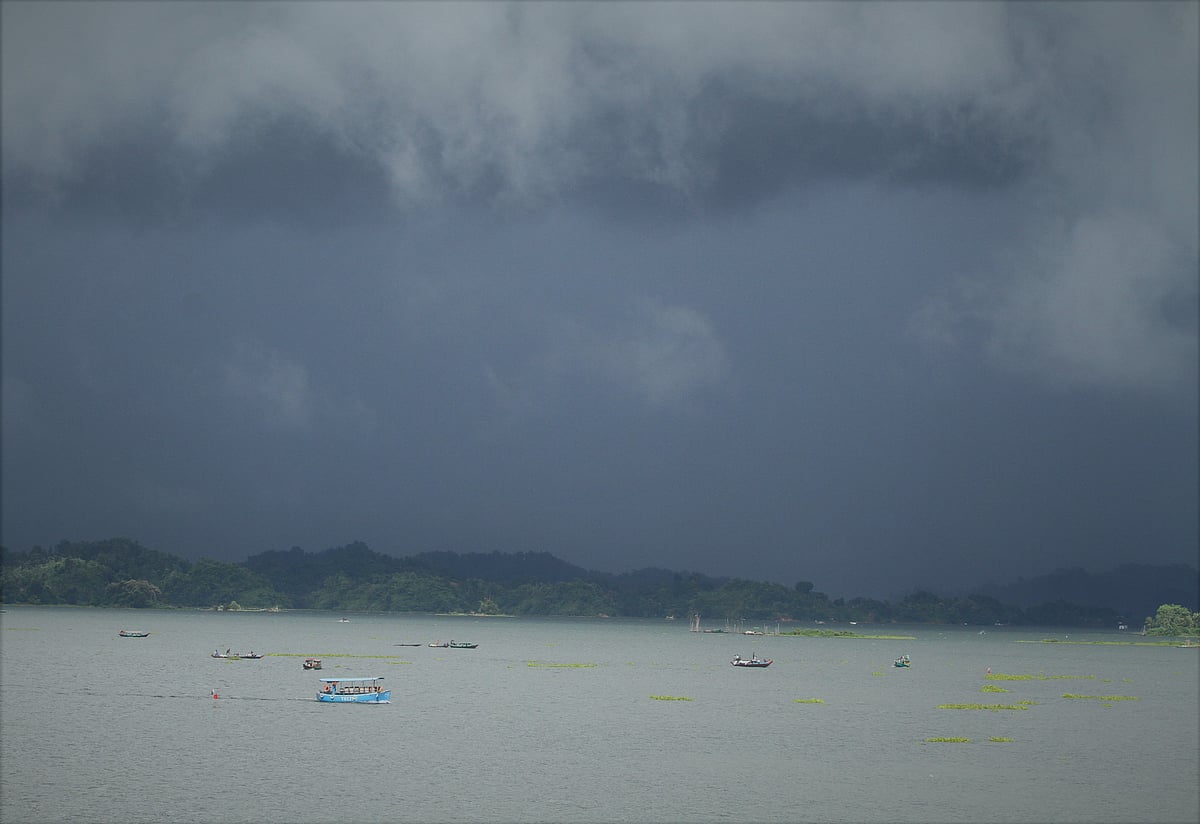 মেঘলা আকাশ আর ঝড়বৃষ্টিতে দেশের তাপমাত্রা গত ২৪ ঘণ্টায় অনেকটা কমেছে