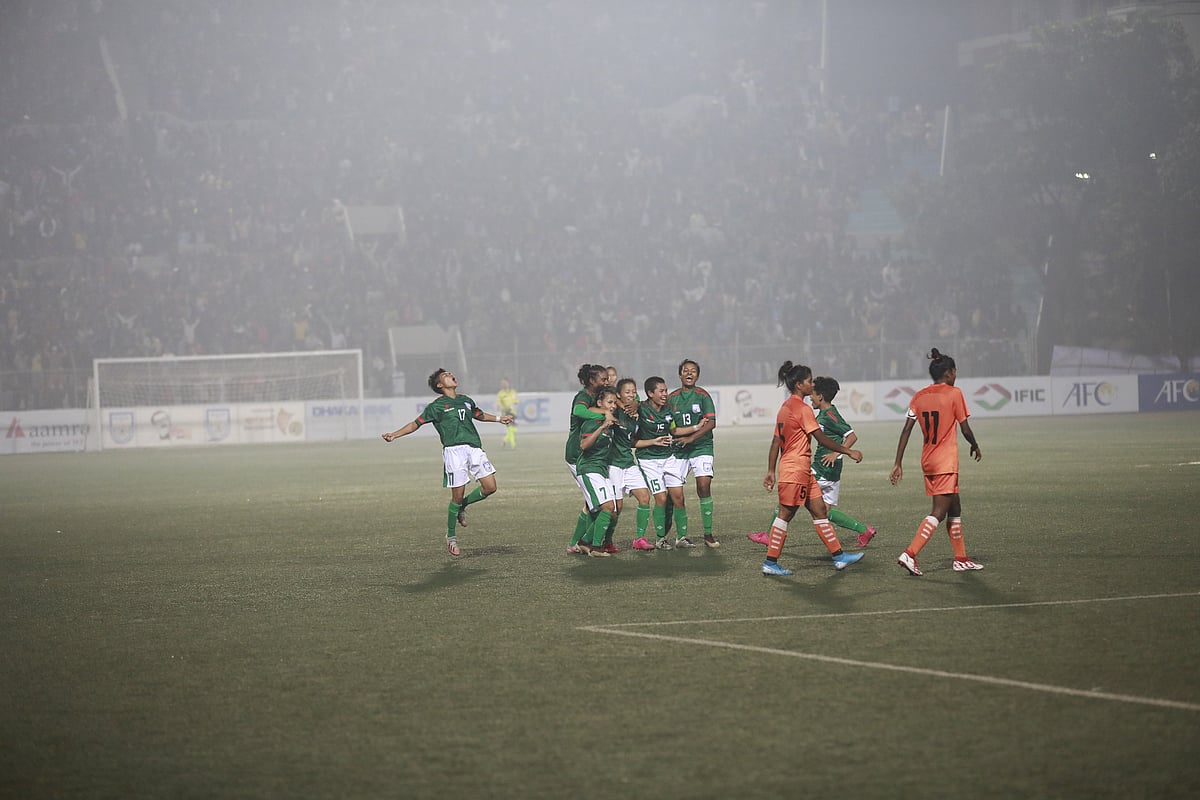 গোলের পর আনাই মগিনিকে (৪ নম্বর জার্সি) ঘিরে উচ্ছ্বাস বাংলাদেশের মেয়েদের