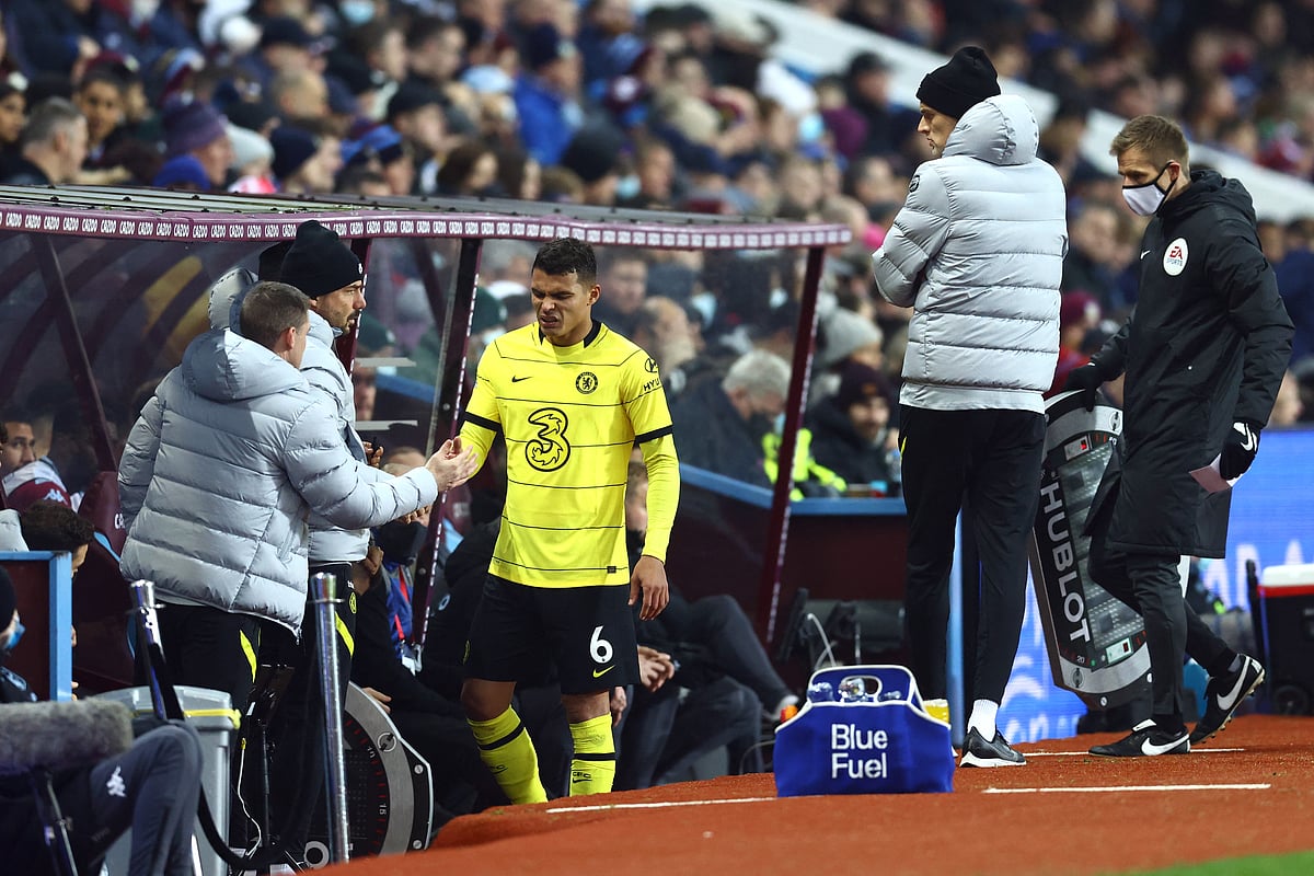 হ্যামস্ট্রিংয়ের যন্ত্রণায় মাঠ ছেড়েছেন ব্রাজিলিয়ান ডিফেন্ডার সিলভা