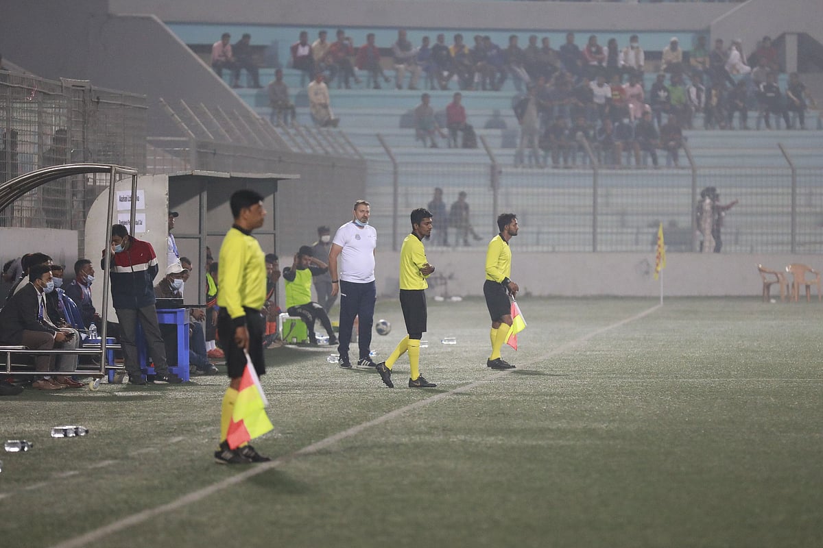 মাঠের পশ্চিম পাশের টাচলাইনে দাঁড়িয়ে দায়িত্ব পালন করছেন দুজন সহকারী রেফারি