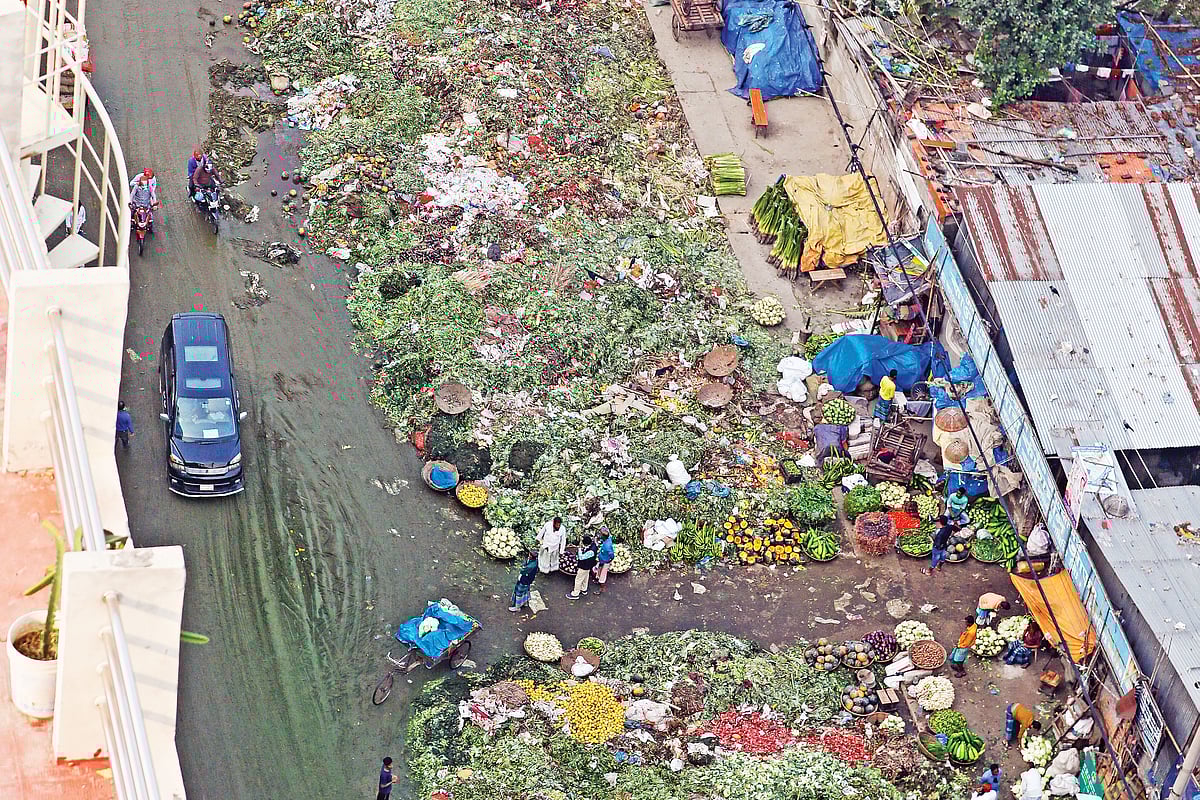 সড়কের ওপর এভাবেই আবর্জনা স্তূপ হয়ে আছে। গতকাল কারওয়ান বাজারে