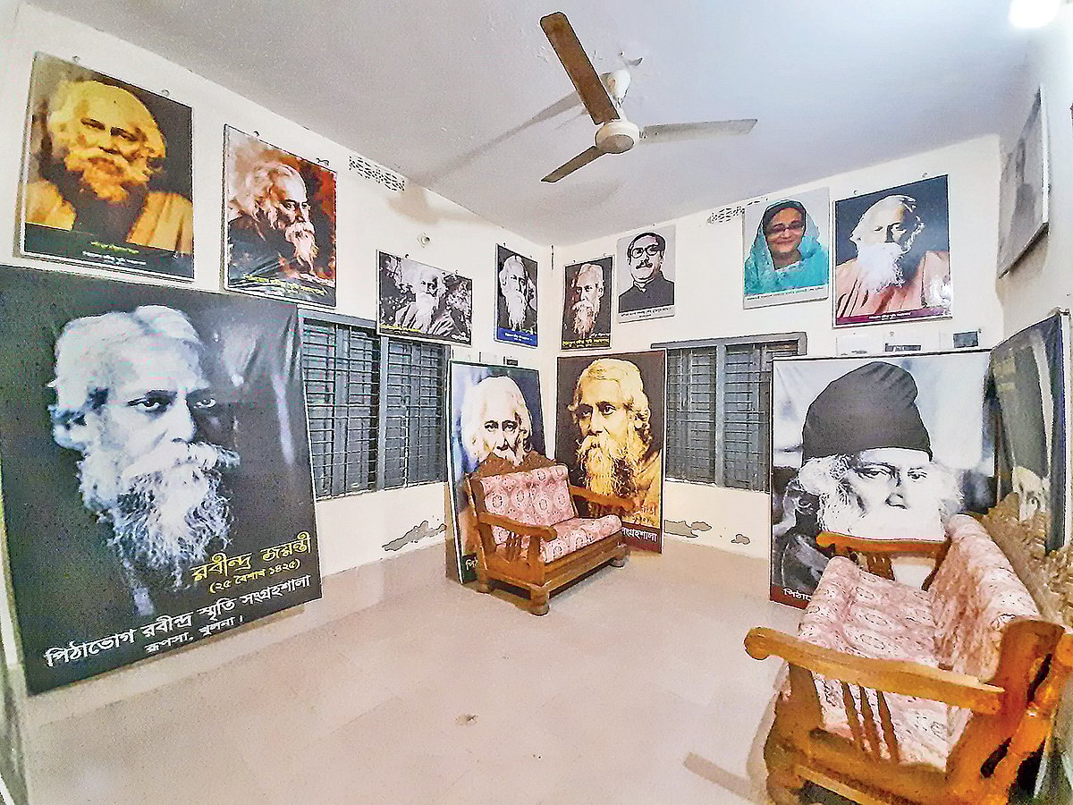সংগ্রহশালায় রবীন্দ্রনাথের নানা সময়ের ছবি, পুরোনো বাড়িটির ছবি ইত্যাদি সাজিয়ে রাখা হয়েছে