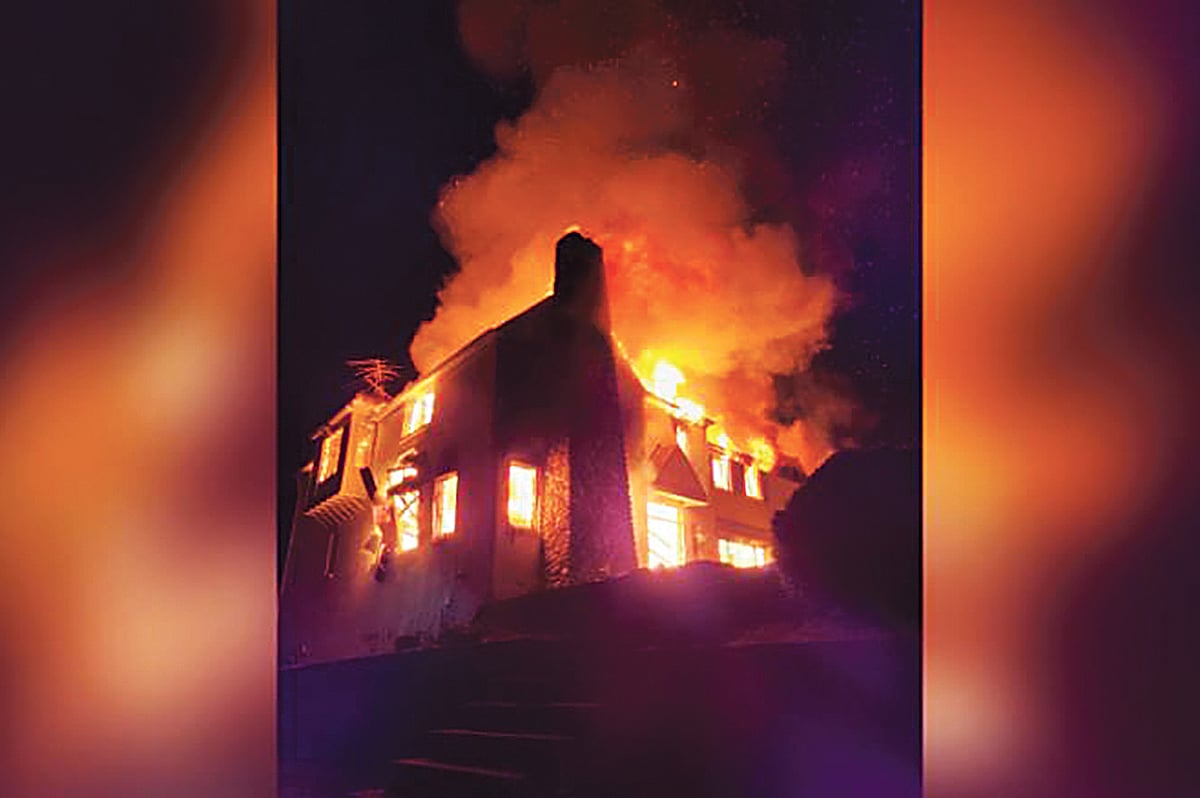 আগুন জ্বলছে সেই বাড়িতে