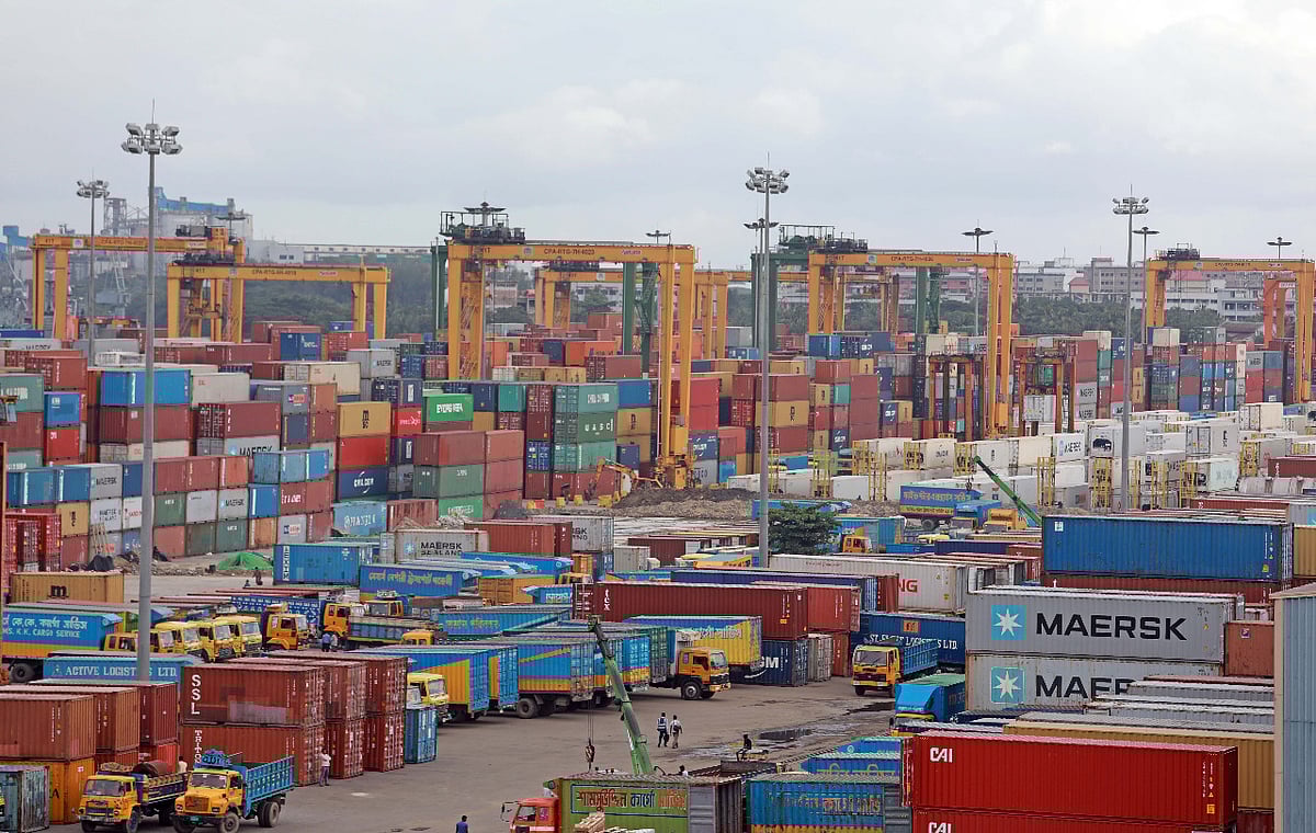 চট্টগ্রাম বন্দরে কনটেইনারের স্তুপ