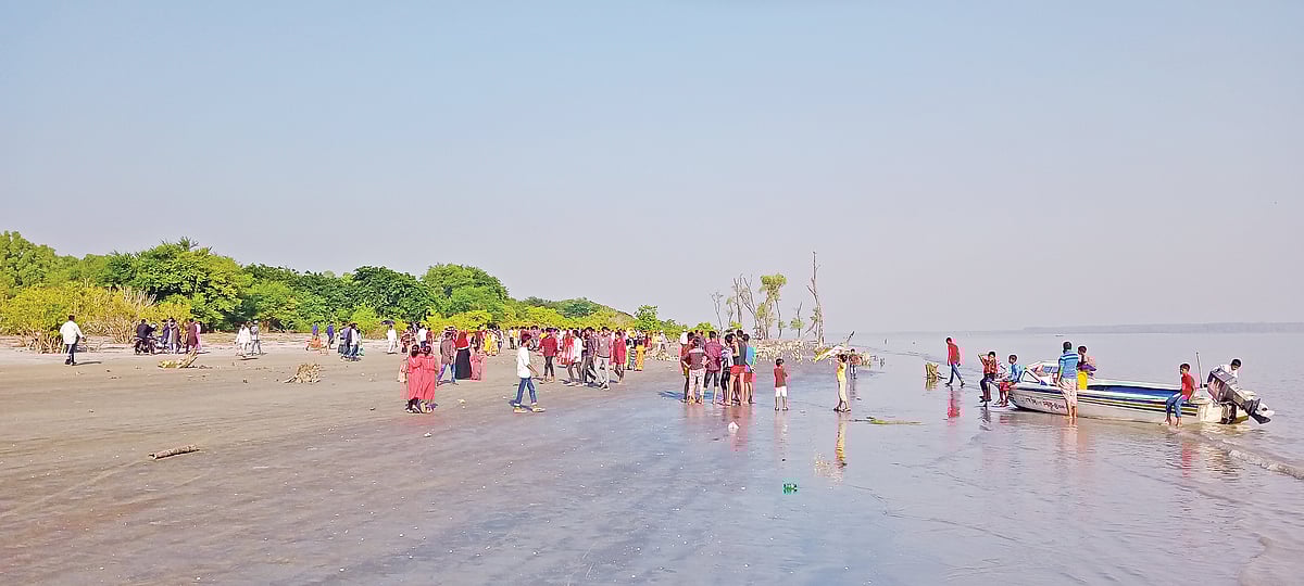 সমুদ্রের বুকে জেগে ওঠা দ্বীপ জাহাজমারা। এখানকার পাঁচ কিলোমিটার দীর্ঘ সৈকত টানছে পর্যটকদের