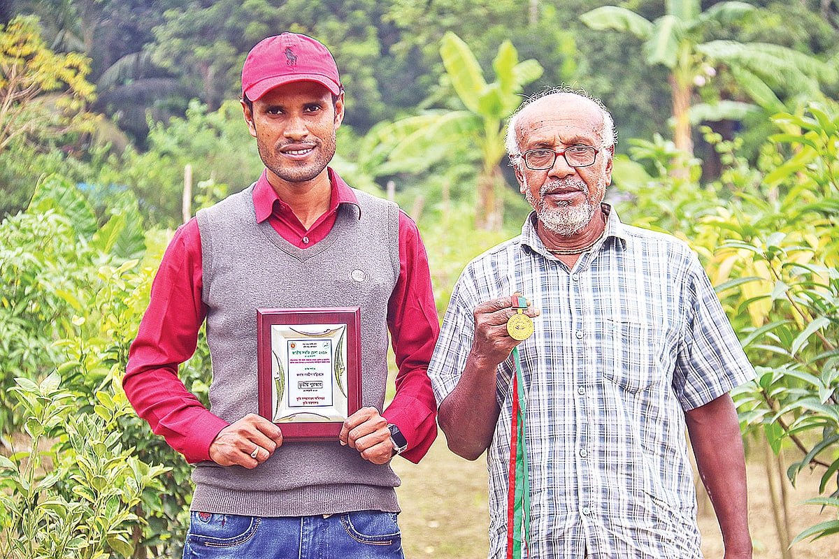২০১৭ সালে বঙ্গবন্ধু জাতীয় কৃষি পদক পান নবদ্বীপ মল্লিক। তাঁর বাবা সুভাস মল্লিকও পেয়েছেন কৃষি মন্ত্রণালয়ের পুরস্কার