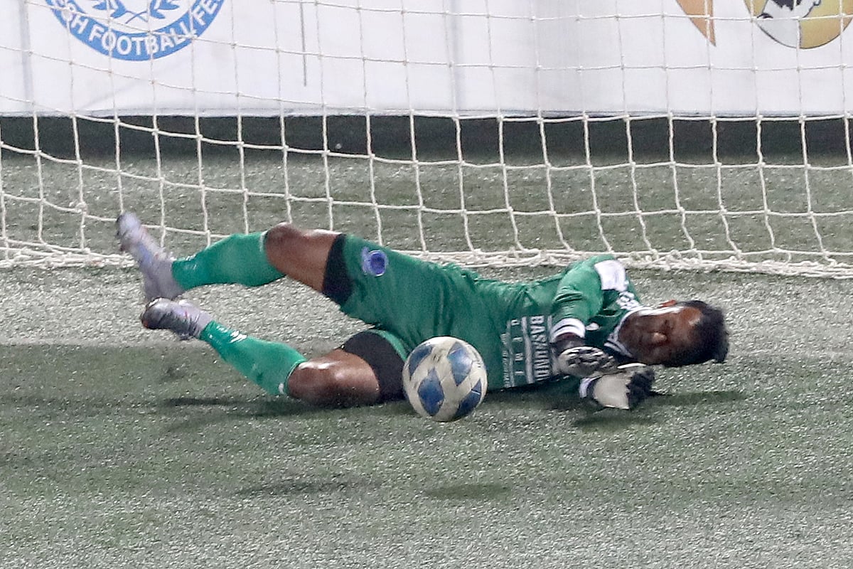 আবাহনীর ইমন বাবুর শট আটকে দেন শেখ রাসেলের গোলকিপার আশরাফুল, সেটিই শেষ পর্যন্ত ব্যবধান গড়ে দেয়