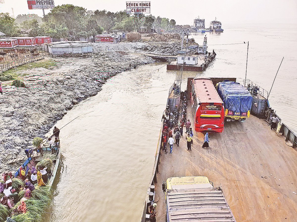 পদ্মা সেতু চালু হলে দৌলতদিয়া ঘাট নিষ্প্রভ হয়ে পড়বে। তখন ব্যস্ত এই ঘাট কি কেবলই স্মৃতি রোমন্থনের এক বিষয় হবে?