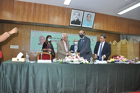 বিশিষ্ট অর্থনীতিবিদ ওয়াহিদউদ্দিন মাহমুদের হাতে বাংলাদেশ ব্যাংক সম্মাননা পুরস্কার তুলে দিচ্ছেন গভর্নর ফজলে কবির (মাঝে)। এ সময় উপস্থিত ছিলেন অর্থমন্ত্রী আ হ ম মুস্তফা কামাল (ডানে)। গতকাল সন্ধ্যায় রাজধানীর মিরপুরের বিআইবিএমে