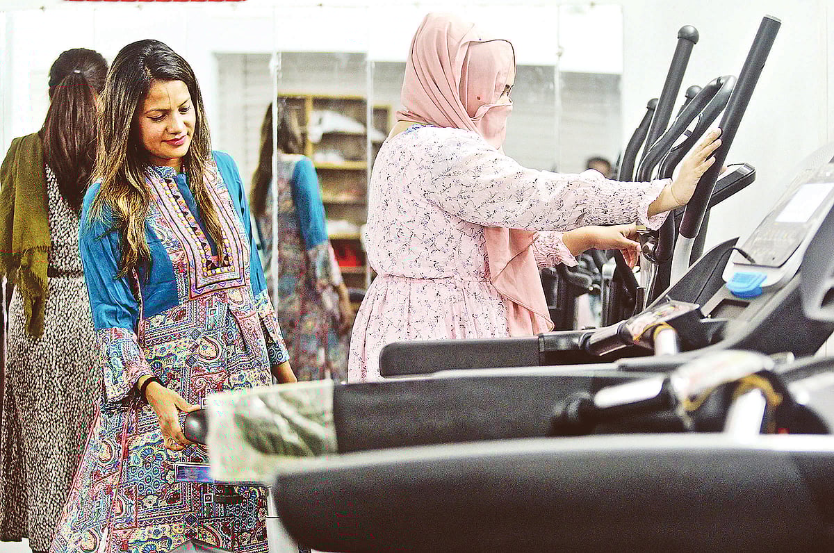 নিজের প্রতিষ্ঠিত ব্যায়ামাগারে ভোক্তাদের সেবা নিশ্চিত তদারকি করছেন উদ্যোক্তা নাসরিন বেগম। সম্প্রতি সিলেট নগরের সুবিধ বাজার এলাকায়