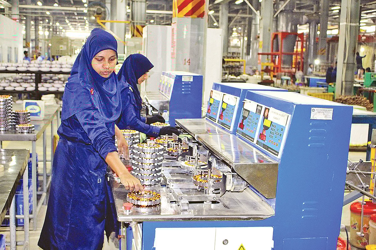 কলকারখানা হওয়ায় কর্মসংস্থান হয়েছে স্থানীয়দের। হবিগঞ্জের ওলিপুর এলাকায় প্রাণ আরএফএল কারখানায় কাজে ব্যস্ত নারী শ্রমিকেরা