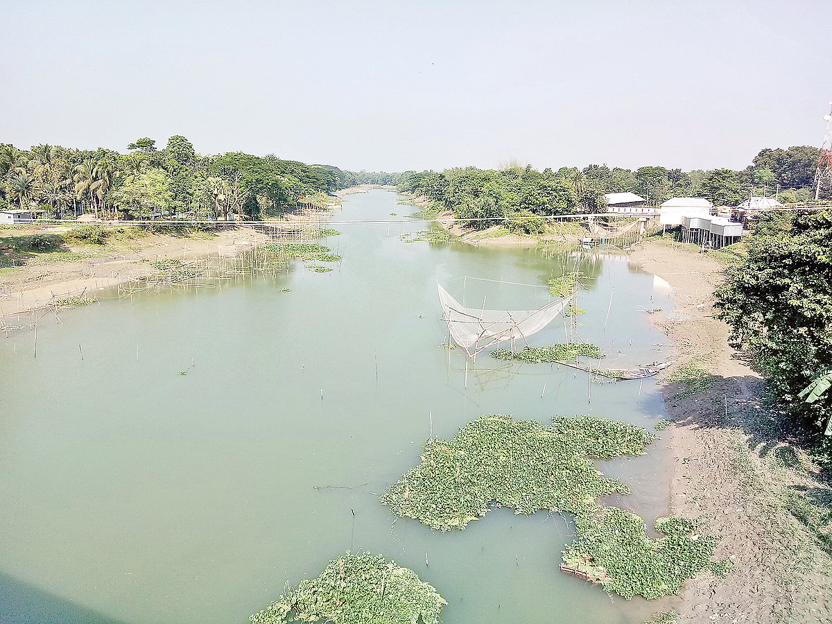 ফরিদপুরের মানুষের জীবন–জীবিকার আশ্রয় কুমার নদ। সদর উপজেলার বাখুন্ডা এলাকা থেকে তোলা