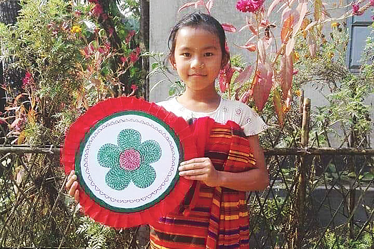 হাজংদের ঐতিহ্যবাহী হাতপাখায় সুই-সুতায় আঁকা ‘বিজয় ফুল’