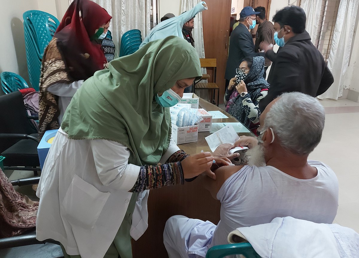 রাজশাহীতে করোনা টিকার বুস্টার ডোজ দেওয়া
হচ্ছে। রাজশাহী মেডিকেল কলেজ হাসপাতালে