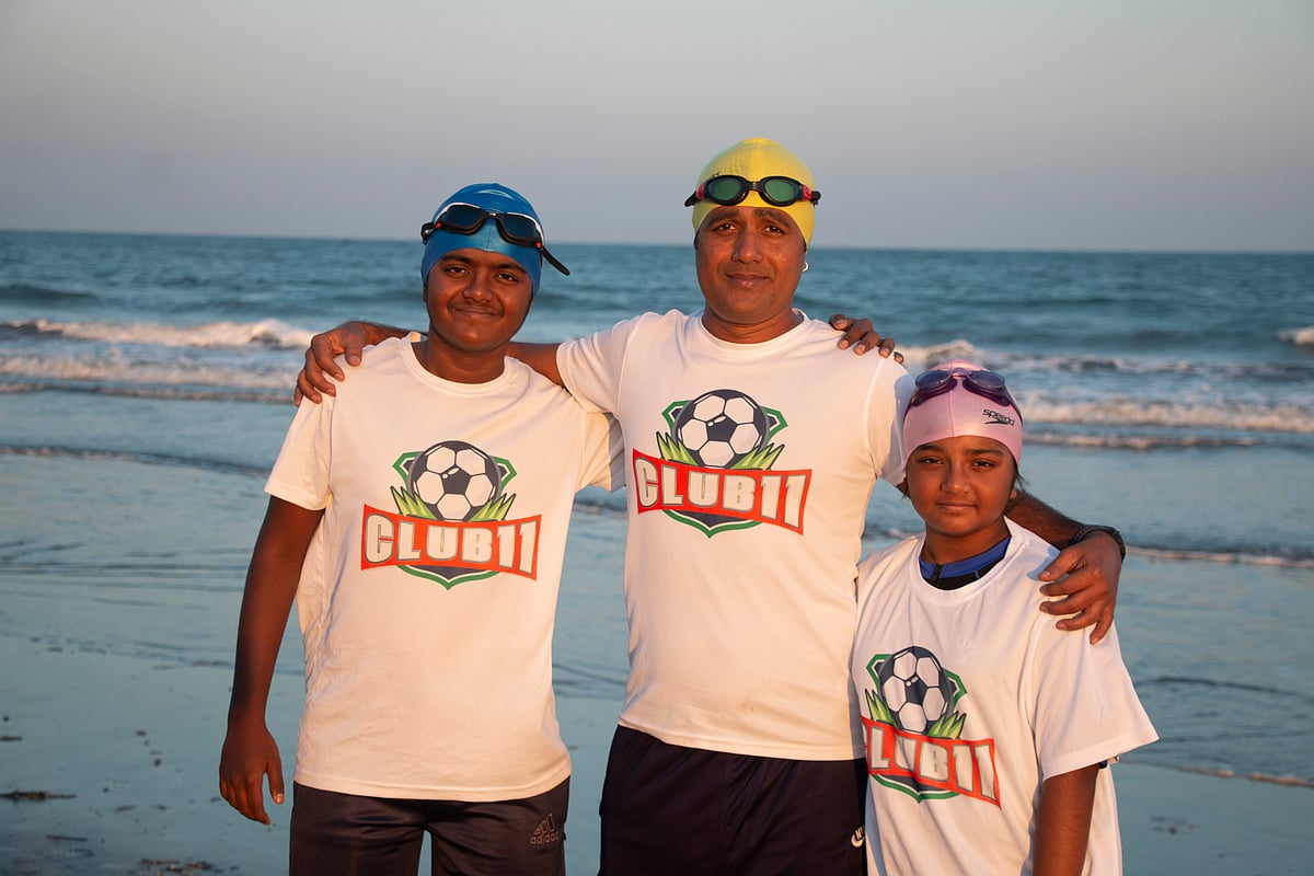 ভাই ও বাবার সঙ্গে লারিসা রোজেন। সেন্ট মার্টিন, কক্সবাজার, ১৯ ডিসেম্বর