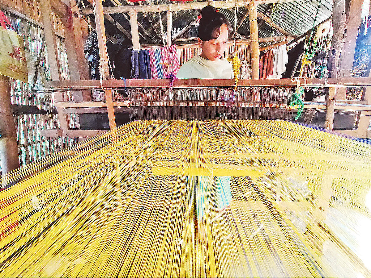 মণিপুরি তরুণী সনজিতা দেবী নিজেই মণিপুরি পোশাক বুনে অনলাইনে বিক্রি করেন। সম্প্রতি মৌলভীবাজারের কমলগঞ্জ উপজেলার হোমেরজান গ্রামে