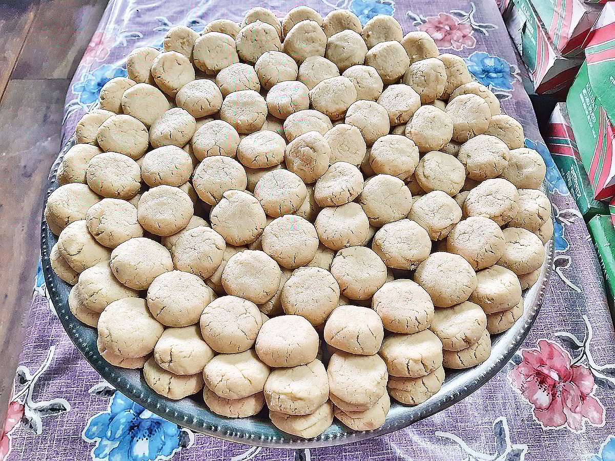 বড় পাত্রে সাজিয়ে রাখা হয়েছে কালিদাসের সন্দেশ