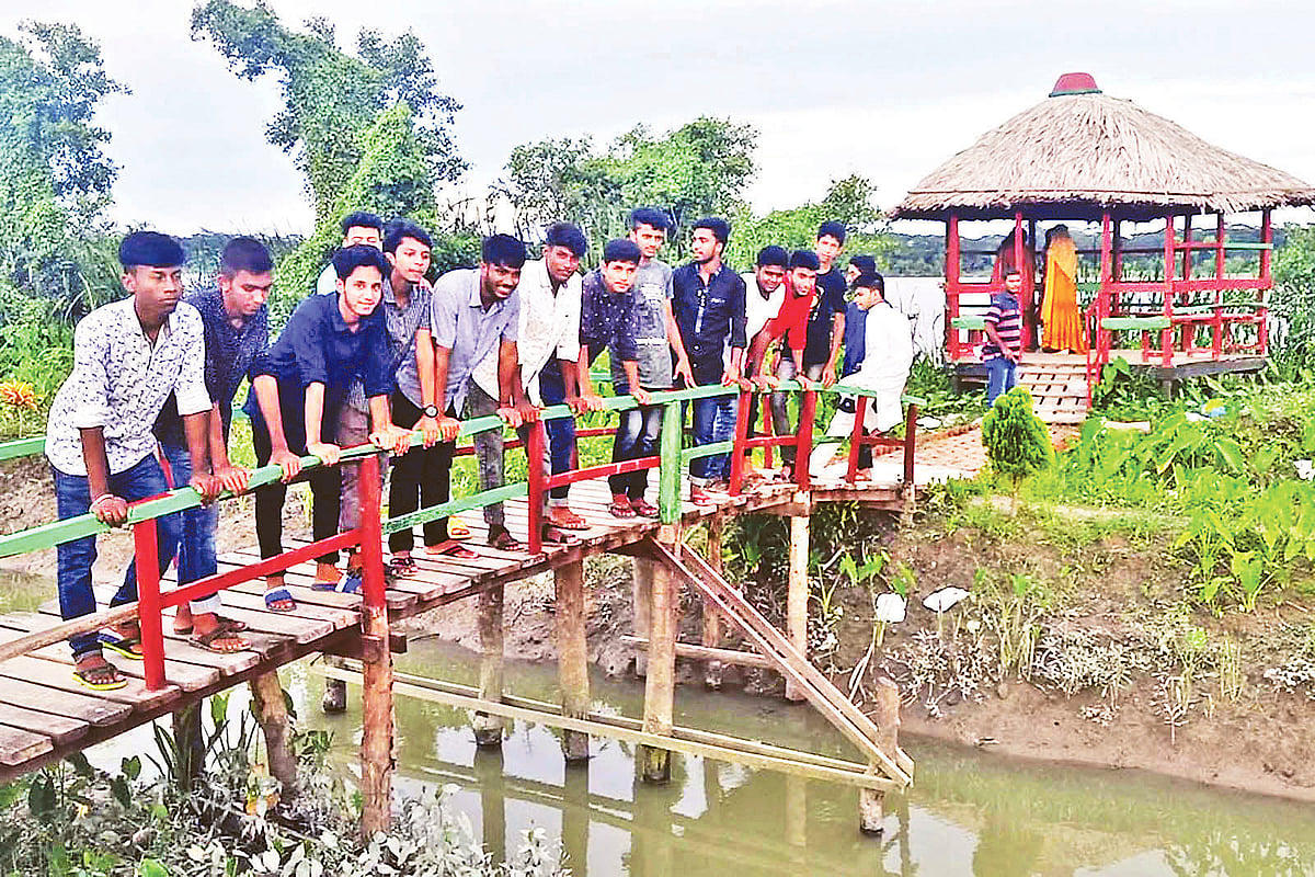 কঁাঠালিয়ায় বিষখালী নদীতে জেগে ওঠা ছৈলার চর এখন পর্যটন স্থান। শীতে শিক্ষার্থীরা বনভোজন করতে আসে এ চরে