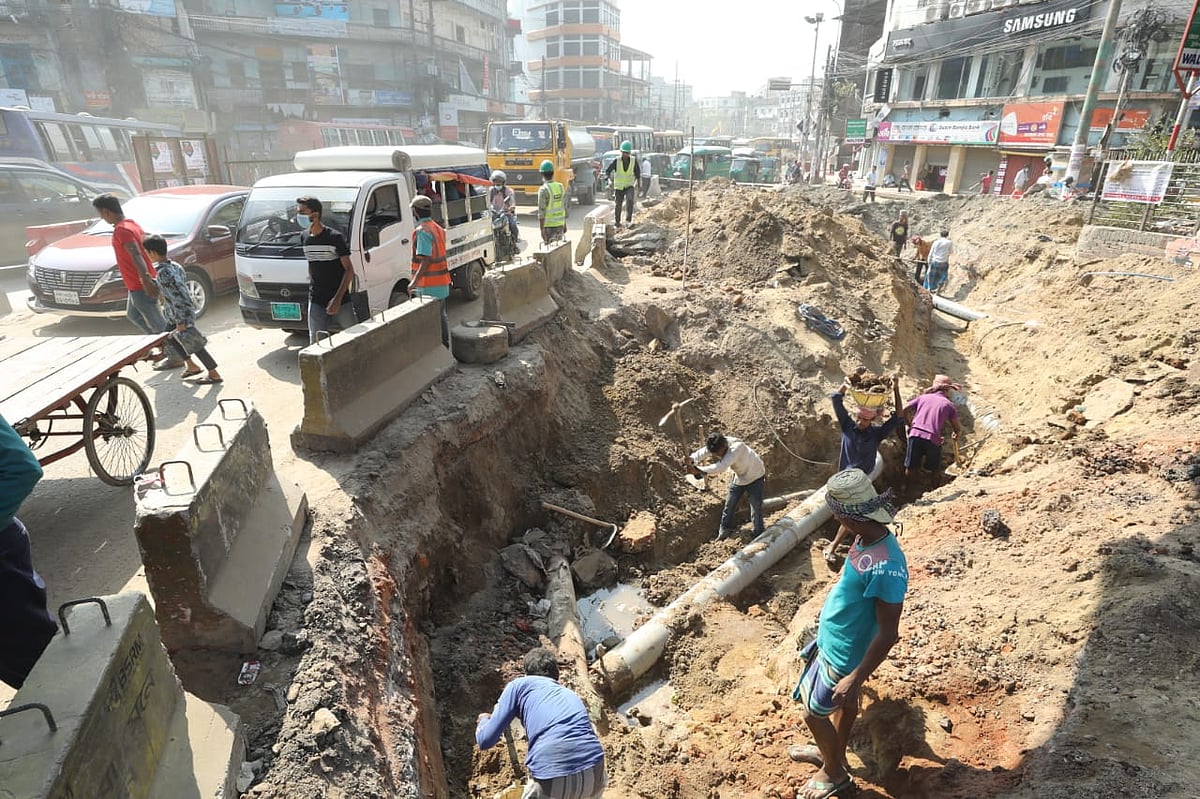 কাটা হয়েছে সড়ক। সংকুচিত হয়েছে চলার পথ। চট্টগ্রাম, ১১ ডিসেম্বর
