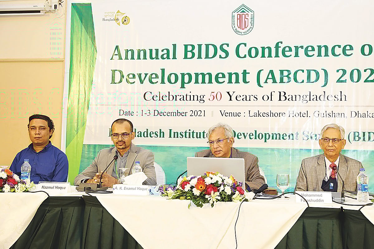 বিআইডিএসের বার্ষিক উন্নয়ন সম্মেলনের দ্বিতীয় দিনে গতকাল একটি অধিবেশনে বক্তব্য দেন ইস্ট ওয়েস্ট বিশ্ববিদ্যালয়ের অর্থনীতির অধ্যাপক এ কে এনামুল হক (বাঁ থেকে তৃতীয়)। অধিবেশনে সভাপতিত্ব করেন বাংলাদেশ ব্যাংকের সাবেক গভর্নর মোহাম্মদ ফরাসউদ্দিন (সর্ব ডানে)