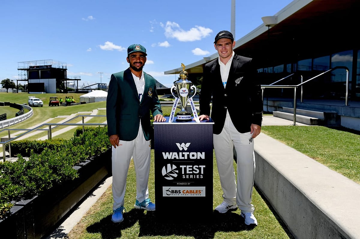 সিরিজের ট্রফি নিয়ে দুই অধিনায়ক