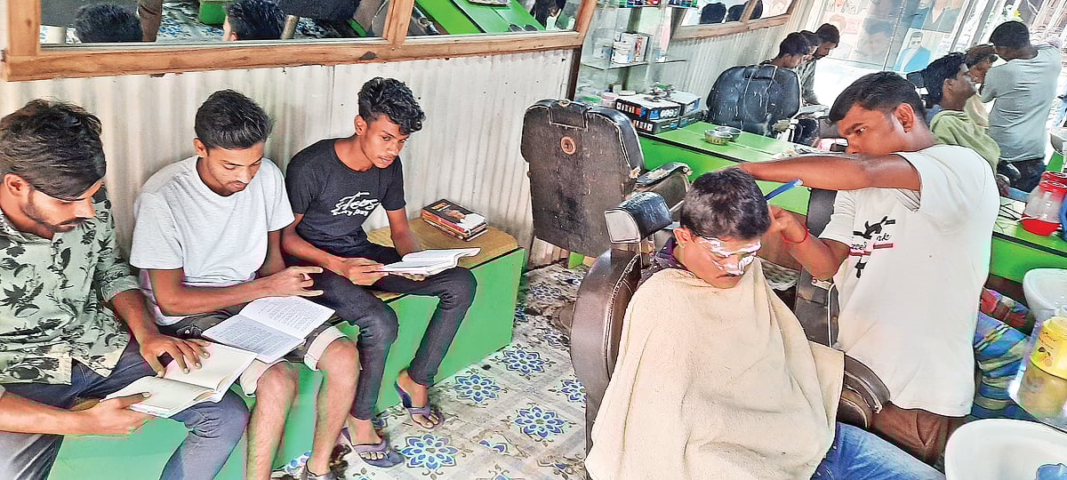 সেলুনে সেবা নিতে এসে তাঁরা অবসর সময় পার করছেন বই পড়ে