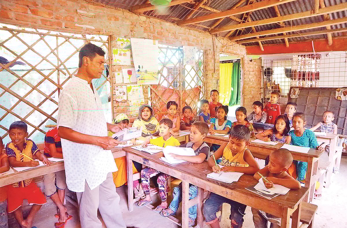 বাড়ির আঙিনায় ঘর নির্মাণ করে শিশুদের পাঠদান করেন আলমগীর কবির। স্কুল শুরুর আগে ও ছুটির পর এই কার্যক্রম চলে