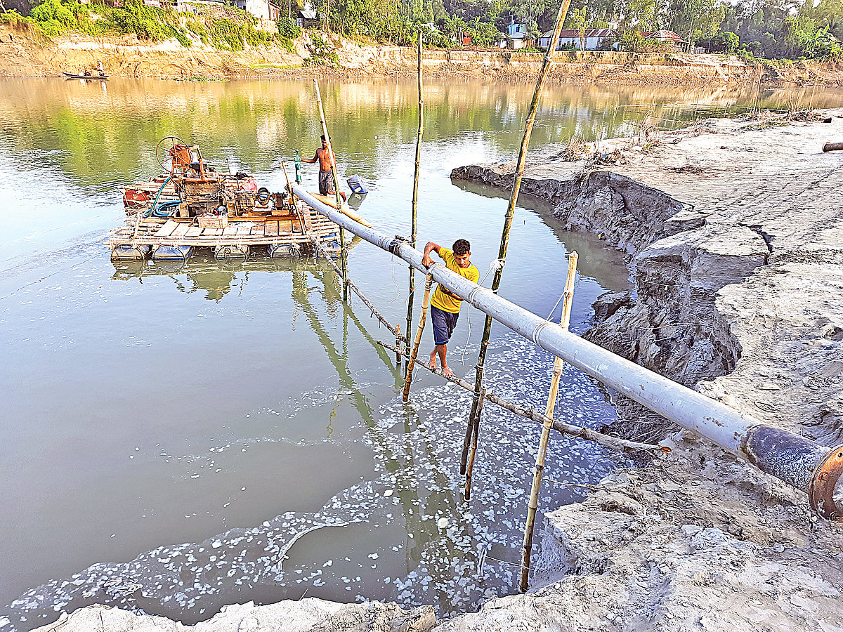 টাঙ্গাইলের মির্জাপুর উপজেলায় ঝিনাই নদ থেকে খননযন্ত্র দিয়ে অবাধে বালু তোলা হচ্ছিল। গত মঙ্গলবার ফতেপুর ইউনিয়নের বৈলানপুর এলাকায়