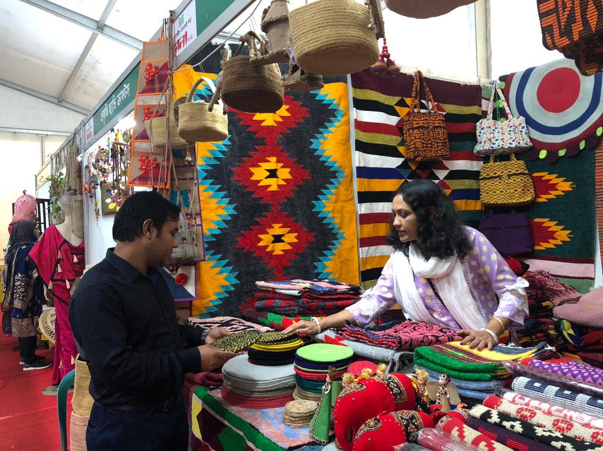 এসএমই মেলায় পণ্য বিক্রি