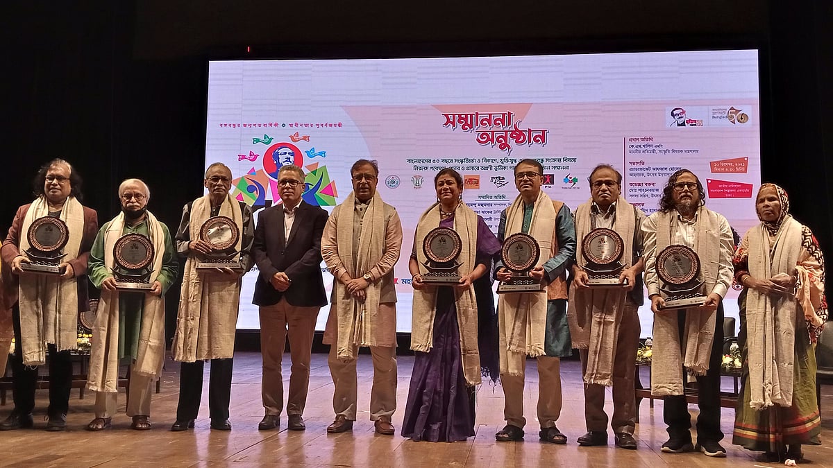সম্মাননা প্রদান অনুষ্ঠানে সংস্কৃতি প্রতিমন্ত্রী কে এম খালিদের সঙ্গে সম্মাননাপ্রাপ্ত প্রতিষ্ঠানগুলোর প্রতিনিধিরা। ছবি: সংগৃহীত