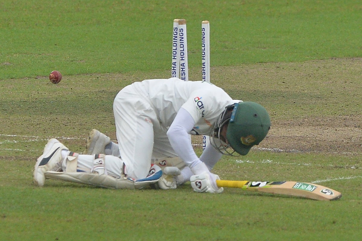 রানআউট হওয়ার পর মুমিনুলের এভাবে পড়ে থাকার সঙ্গে আজ বাংলাদেশের ব্যাটিংয়ের মিলটা প্রতীকী। উইকেট থিতু হয়ে কেউ লড়তে পারেননি