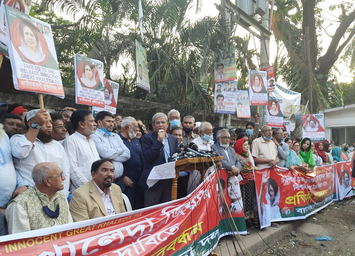 আজ বৃহস্পতিবার বিকেলে রাজধানীর জাতীয় প্রেসক্লাবের সামনে এক মানবন্ধনে বক্তব্য দেন মির্জা ফখরুল। বিএনপির চেয়ারপারসন খালেদা জিয়ার নিঃশর্ত মুক্তি ও বিদেশে উন্নত চিকিৎসার দাবিতে জাতীয়তাবাদী মুক্তিযোদ্ধা দল এই প্রতিবাদী মানববন্ধনের আয়োজন করে।