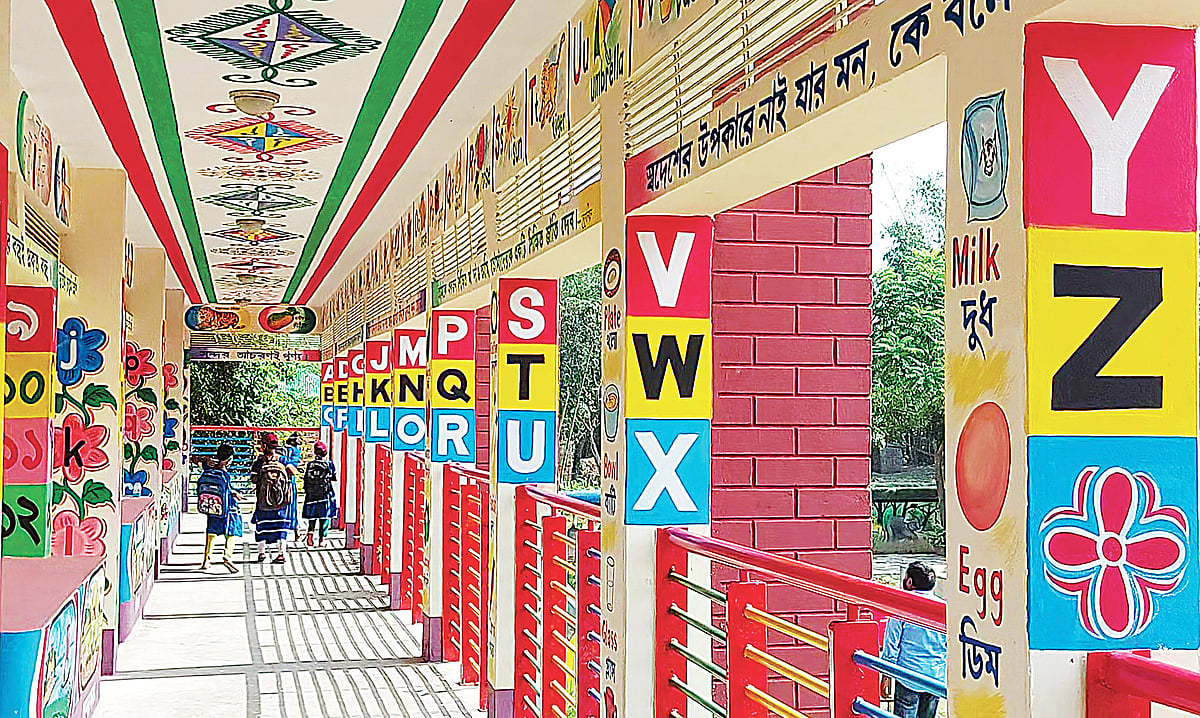 ভবন সাজানো হয়েছে শিশুদের শিক্ষার উপযোগী করে। নানা রঙে আঁকা বাংলা-ইংরেজি বর্ণমালা, গণিতের চিহ্ন, ফুল। সম্প্রতি ঠাকুরগাঁওয়ের হরিপুরের চরভিটা সরকারি প্রাথমিক বিদ্যালয়ে